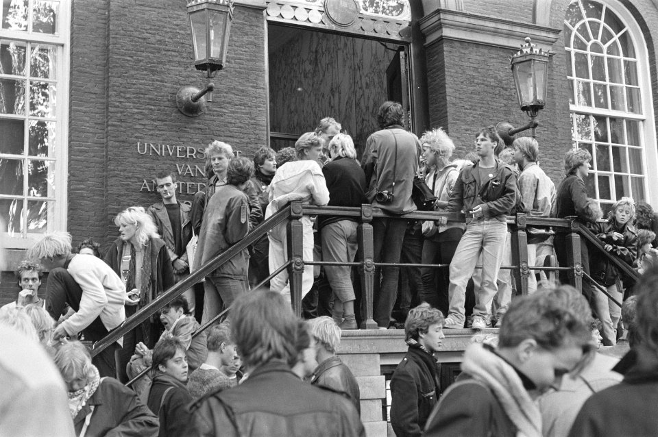 Uit protest tegen het beleid van minister Deetman hebben studenten het Maagdenhu, Bestanddeelnr 933-0858