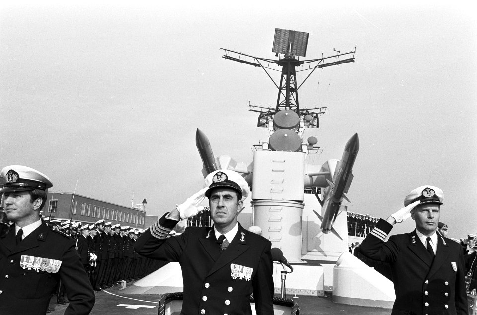 Uitdienststelling Hr Ms Zeven Provinciën in Den Helder de commandant KTZ W, Bestanddeelnr 928-2126