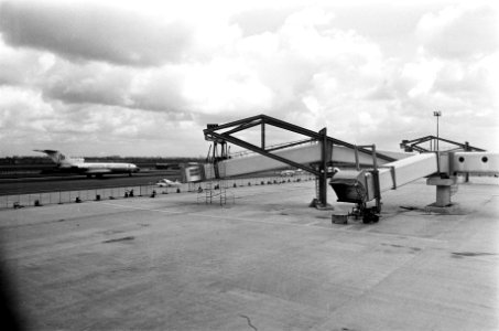Uitbreiding stations- en pierencopmlex Schiphol nieuw model Avio-bruggen aan D-, Bestanddeelnr 927-8584
