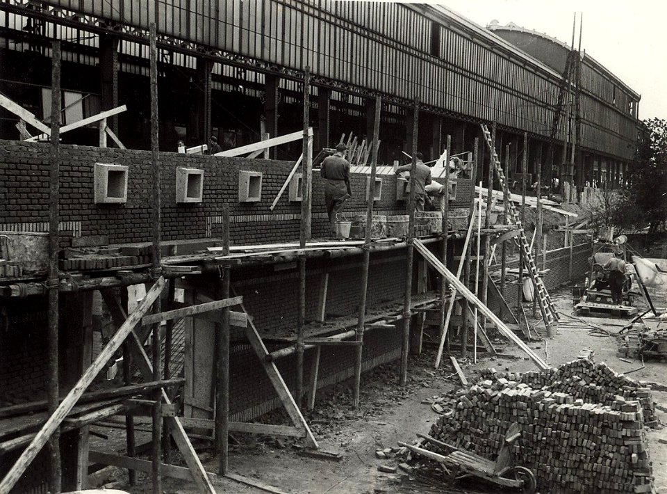 Uitbreiding van het Station aan het Kennemerplein, ziende naar het Westen. Aangekocht in 1977 van United Photos de Boer bv, NL-HlmNHA 54010752