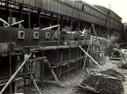 Uitbreiding van het Station aan het Kennemerplein, ziende naar het Westen. Aangekocht in 1977 van United Photos de Boer bv, NL-HlmNHA 54010752