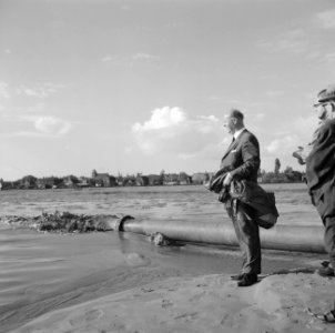 Uitbreidingsplannen, zand spuiten, buizen, burgemeesters, Bestanddeelnr 165-1117