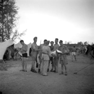 Uitdelen van de Pen & Gun in het militaire kamp op Malakka, Bestanddeelnr 255-8270