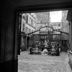 Uitdragerij in de Rue de Saints Pères met meubilair en decoratie, Bestanddeelnr 254-0491