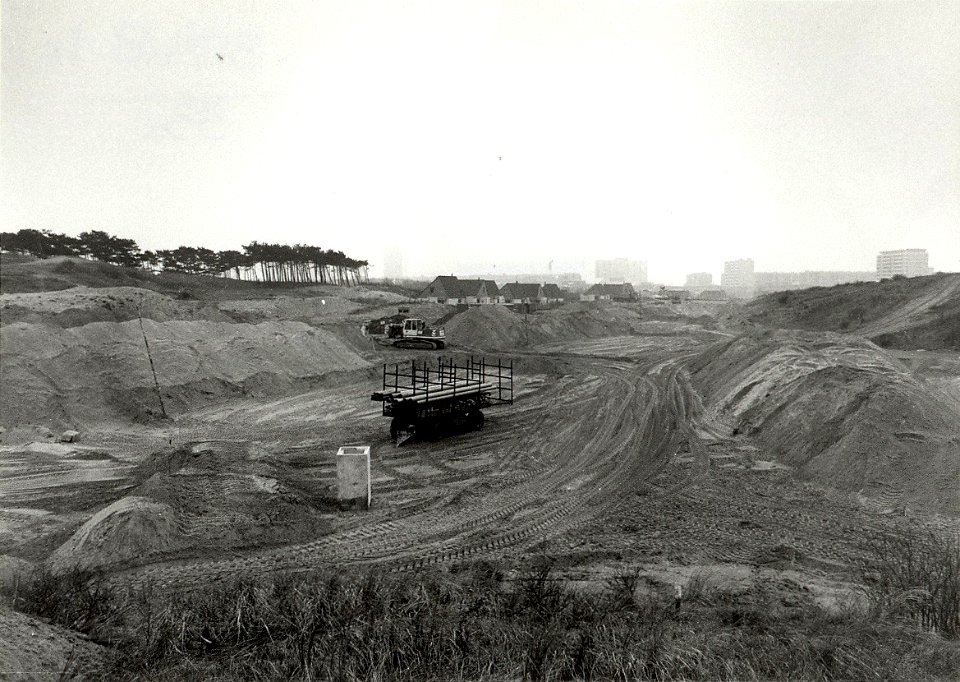 Uitbreiding van Gran Dorado te Zandvoort, naast het Zandvoortse circuit. Aangekocht in 1990 van United Photos de Boer bv. - Negatiefnummer 31748 k 33 a. - Gepubliceerd in het Haarlems Dagblad van 17.0