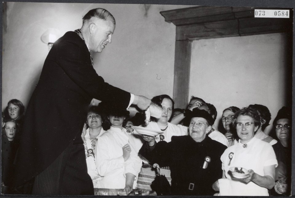 Uitdelen haring en wittebrood voor Leidens Onzet door burgemeester Jhr. M. F.H. , Bestanddeelnr 073-0584