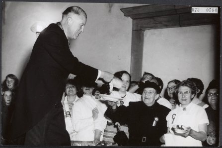 Uitdelen haring en wittebrood voor Leidens Onzet door burgemeester Jhr. M. F.H. , Bestanddeelnr 073-0584
