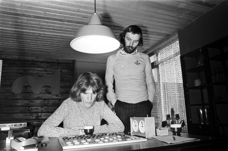 Uiteindelijk kampioen Harm Wiersma als toeschouwer bij Hans Jansen, Bestanddeelnr 929-0996