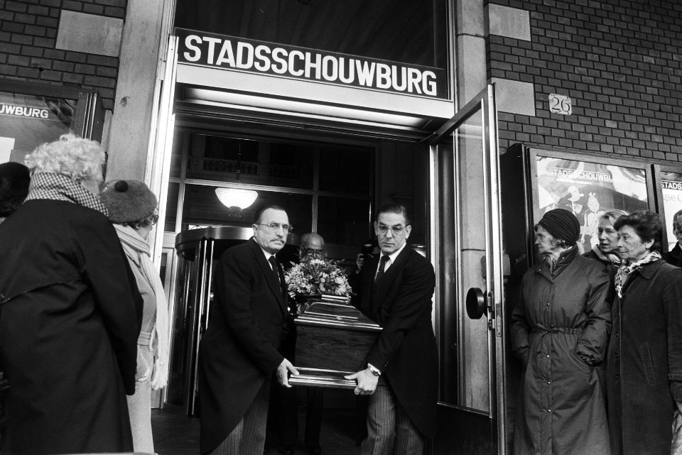Uitdragen van de kist uit de Stadsschouwburg in Amsterdam, Bestanddeelnr 932-5511