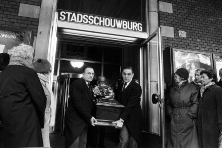 Uitdragen van de kist uit de Stadsschouwburg in Amsterdam, Bestanddeelnr 932-5511
