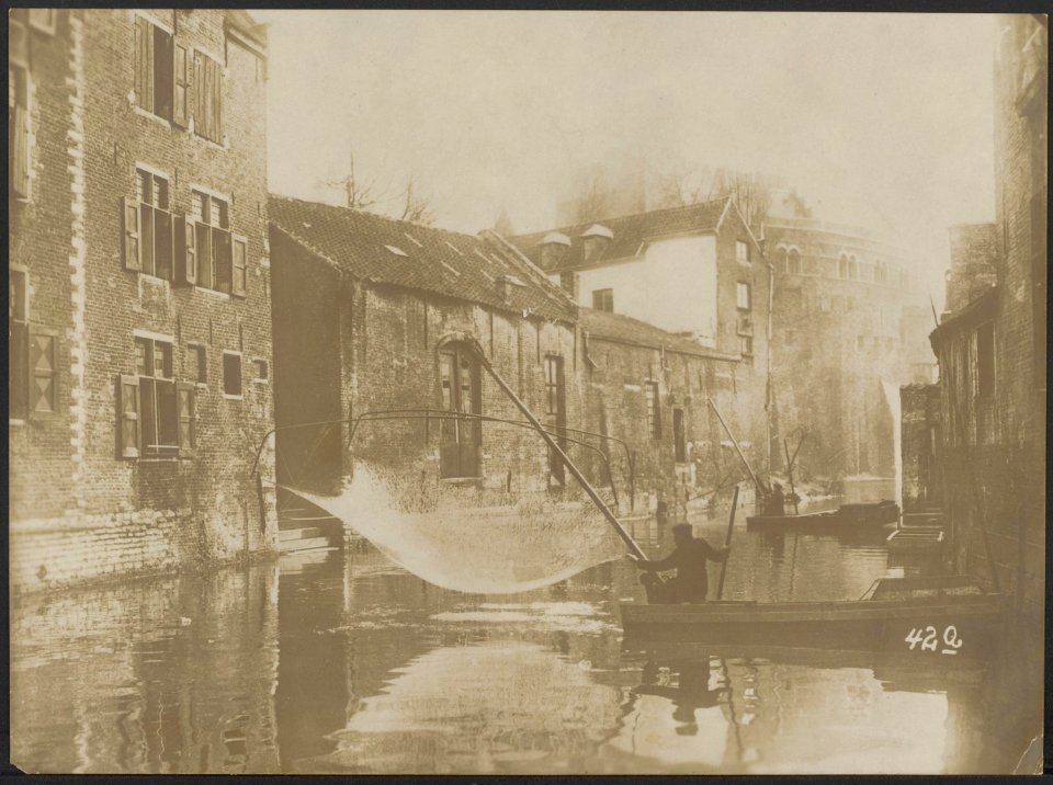 Uit het door de Duitschers bezette Vlaanderen. Visschende Vlamingen bij het grav, Bestanddeelnr 158-2374