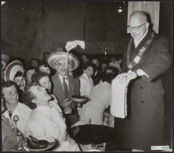 Uitdelen haring en wittebrood voor Leidens Ontzet, Bestanddeelnr 073-0609