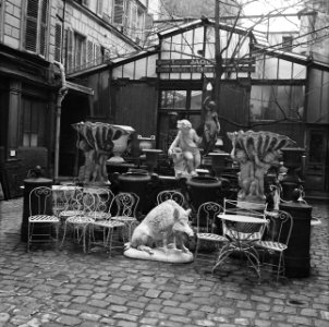 Uitdragerij in de Rue de Saints Pères met meubilair en decoratie, Bestanddeelnr 254-0489