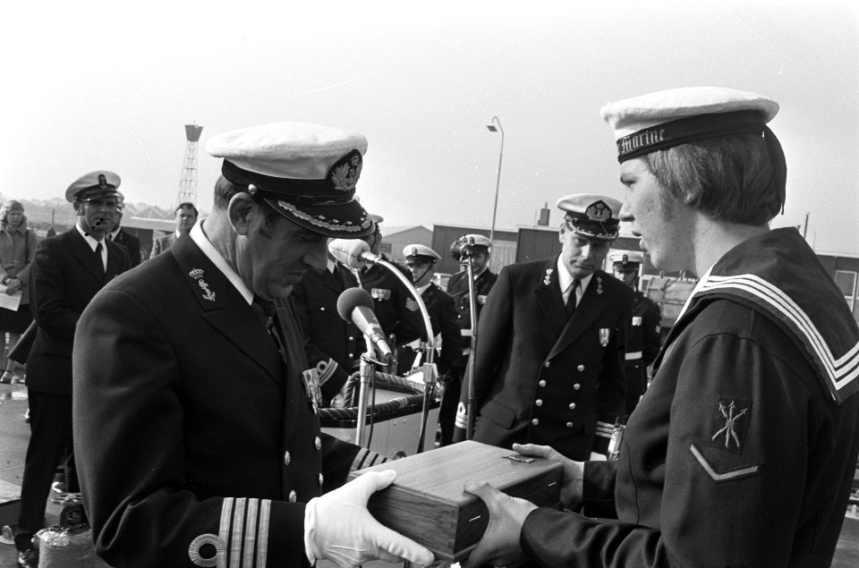 Uitdienststelling Hr Ms Zeven Provinciën in Den Helder de commandant KTZ W, Bestanddeelnr 928-2124