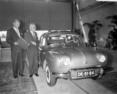 UFM Dellaert, bedrijfsdirecteur Schiphol, neemt afscheid, met nieuwe auto, Bestanddeelnr 911-3812