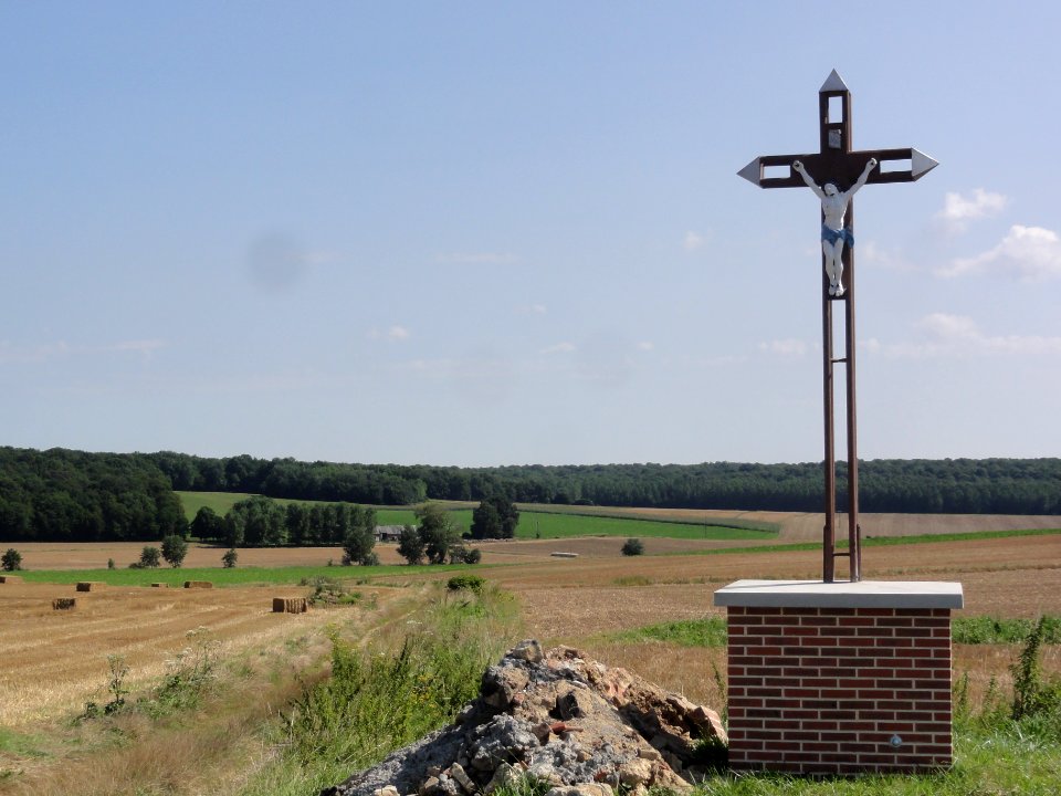 Ugny-le-Gay (Aisne) paysage avec croix de chemin