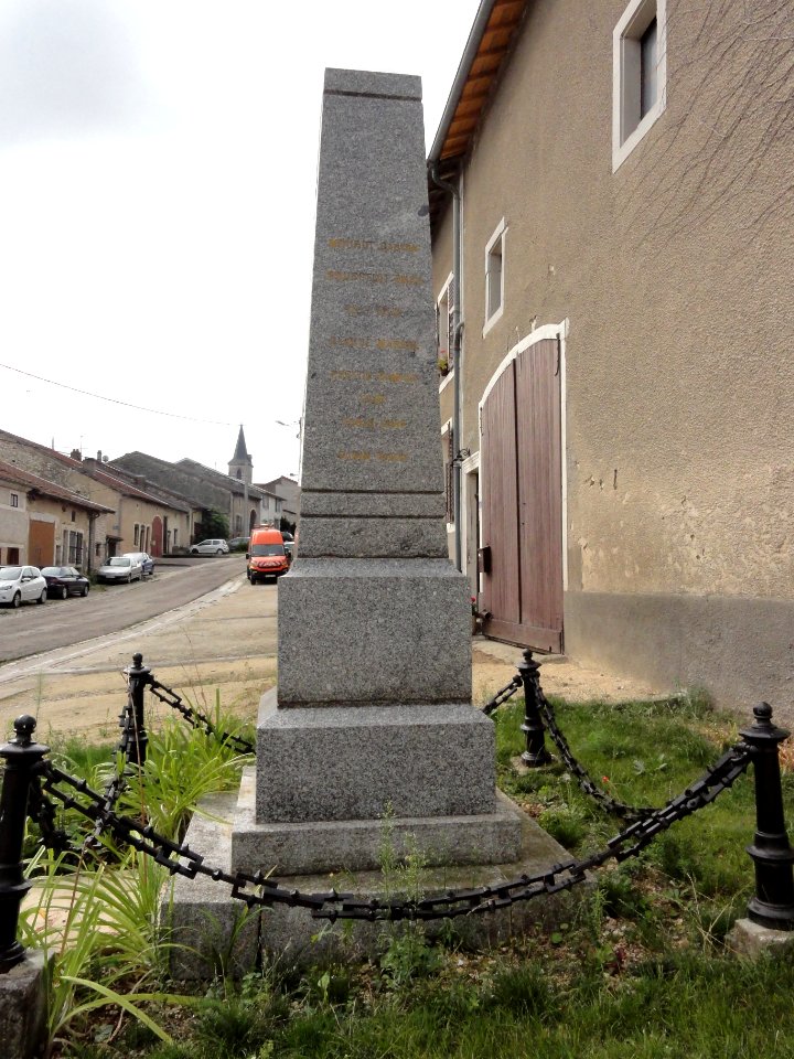 Ugny-sur-Meuse (Meuse) monument aux morts (02)