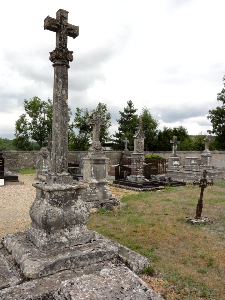 Ugny-sur-Meuse (Meuse) croix de cimetière