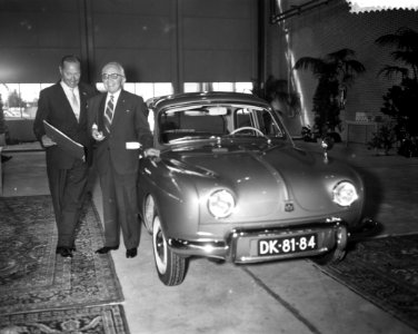 UFM Dellaert, bedrijfsdirecteur Schiphol, neemt afscheid, met nieuwe auto, Bestanddeelnr 911-3813