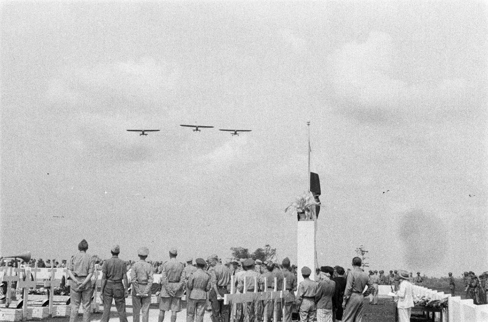 U-brigade neemt afscheid van haar doden. Drie Piper Cubs (observatievliegtuig…, Bestanddeelnr 85B-5-2