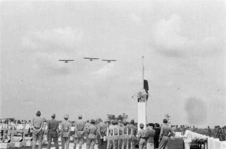 U-brigade neemt afscheid van haar doden. Drie Piper Cubs (observatievliegtuig…, Bestanddeelnr 85B-5-2