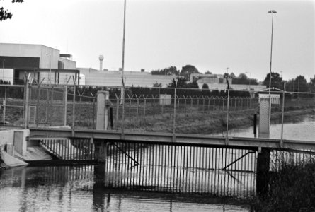UCN-fabriek in Almelo streng bewaakt i.v.m. de acties tegen de UCN die 17 juni b, Bestanddeelnr 931-5427