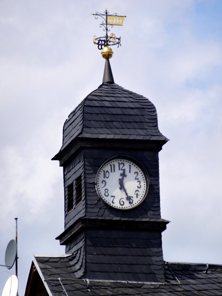Uhr auf dem Gemeindehaus in Kleingeschwenda (Saalfelder Höhe)