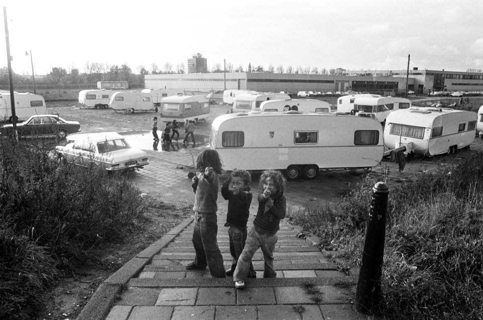 Uit Amsterdam gezette zigeuners weer terug zigeuners weer aan de Spaarndammerdi, Bestanddeelnr 928-2580