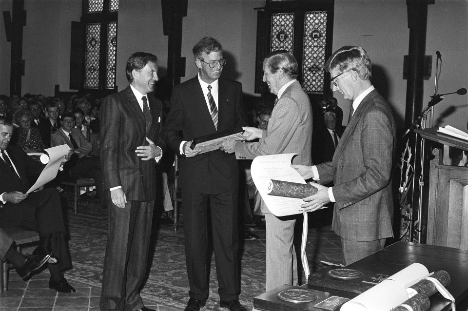Uitreiking Koning Willem I Plaquettes 1987 in Den Haag door Prins Claus, Bestanddeelnr 933-9997