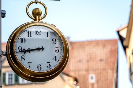 Uhr über dem Eingang des Juweliers Seeger in Tübingen 2019