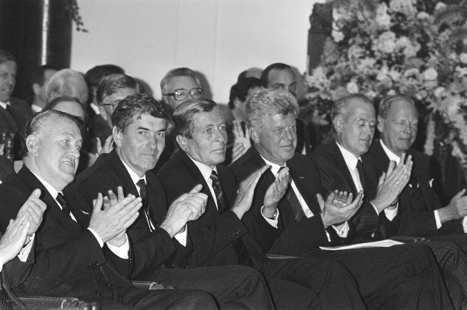 Uitreiking Koning Willem I prijs vlnr premier Lubber Prins Claus en voorzitte, Bestanddeelnr 933-6839