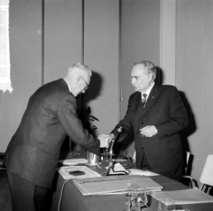 Uitreiking legpenning A. W. Groote Fonds , dr. W. Dre overhandigt de penning m, Bestanddeelnr 917-3213