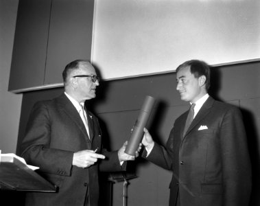 Uitreiking kunstprijzen in Stedelijk Museum . Elly van Stekelenburg neemt prijs , Bestanddeelnr 913-1938