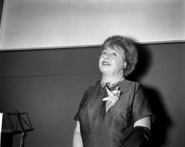 Uitreiking kunstprijzen in Stedelijk Museum . Elly van Stekelenburg, Bestanddeelnr 913-1936