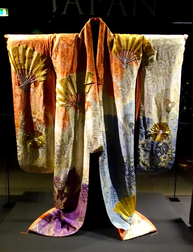 Uchi-kake, woman's kimono, Japan, 1950s-1960s, silk, laminated metallic wire, buckram - Museu do Oriente - Lisbon, Portugal - DSC06869