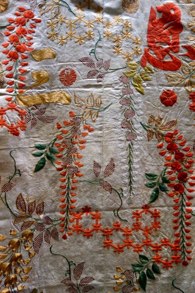 Uchikake (garment with long hanging sleeves), view 2, Edo period, 18th century, hexagonal pattern, wisteria, and character design on white figured satin ground - Tokyo National Museum - DSC06011