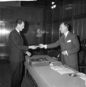 Uitreiking jaarlijkse Texprijs door dr H L Schroder aan G H Abeln en J Pij, Bestanddeelnr 913-5021