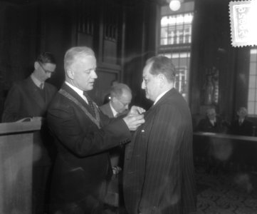 Uitreiking Koninklijke onderscheiding door burgemeester van Amsterdam aan Dr. R., Bestanddeelnr 905-0826