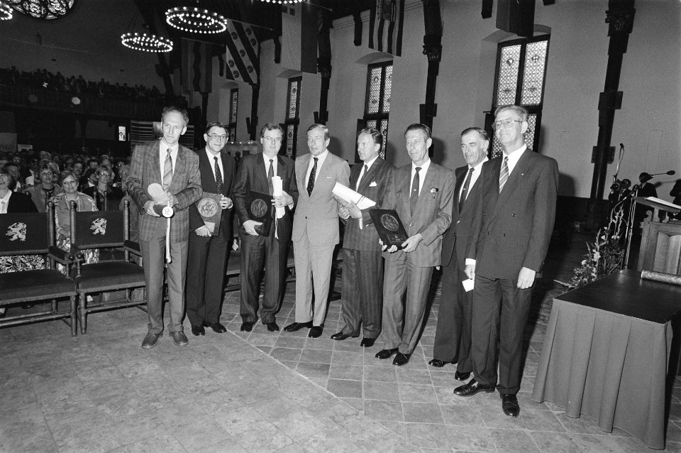 Uitreiking Koning Willem I Plaquettes 1987 in Den Haag door Prins Claus, Bestanddeelnr 933-9998