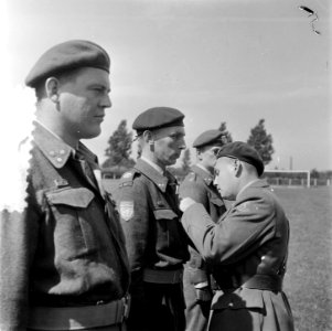 Uitreiking Koreaanse onderscheiding Roosendaal 1e Luitenant C. C. Wilhelm, Bestanddeelnr 905-2632