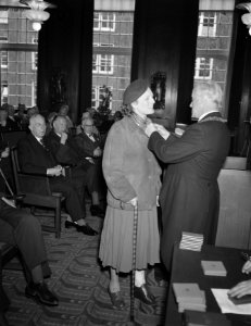 Uitreiking Koninklijke Onderscheidingen Stadhuis Amsterdam Ank van der Moer, Bestanddeelnr 907-7237 photo