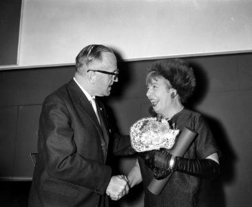 Uitreiking kunstprijzen in Stedelijk Museum . Elly van Stekelenburg neemt prijs , Bestanddeelnr 913-1937