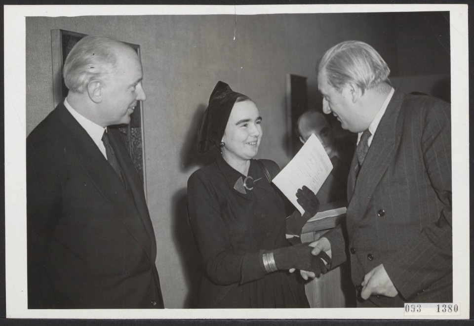 Uitreiking in het Stedelijk Museum te Amsterdam van de prijzen voor 1950 van de , Bestanddeelnr 093-1380