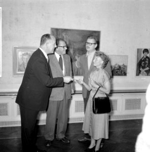 Uitreiking J. Marisprijs Den Haag , Co Westerik , burgemeester Schokking , W. Hu, Bestanddeelnr 907-2584