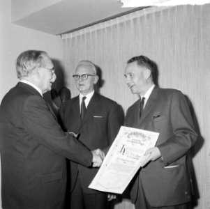 Uitreiking legpenning A. W. Groote Fonds , dr. W. Dre overhandigt de penning m, Bestanddeelnr 917-3211