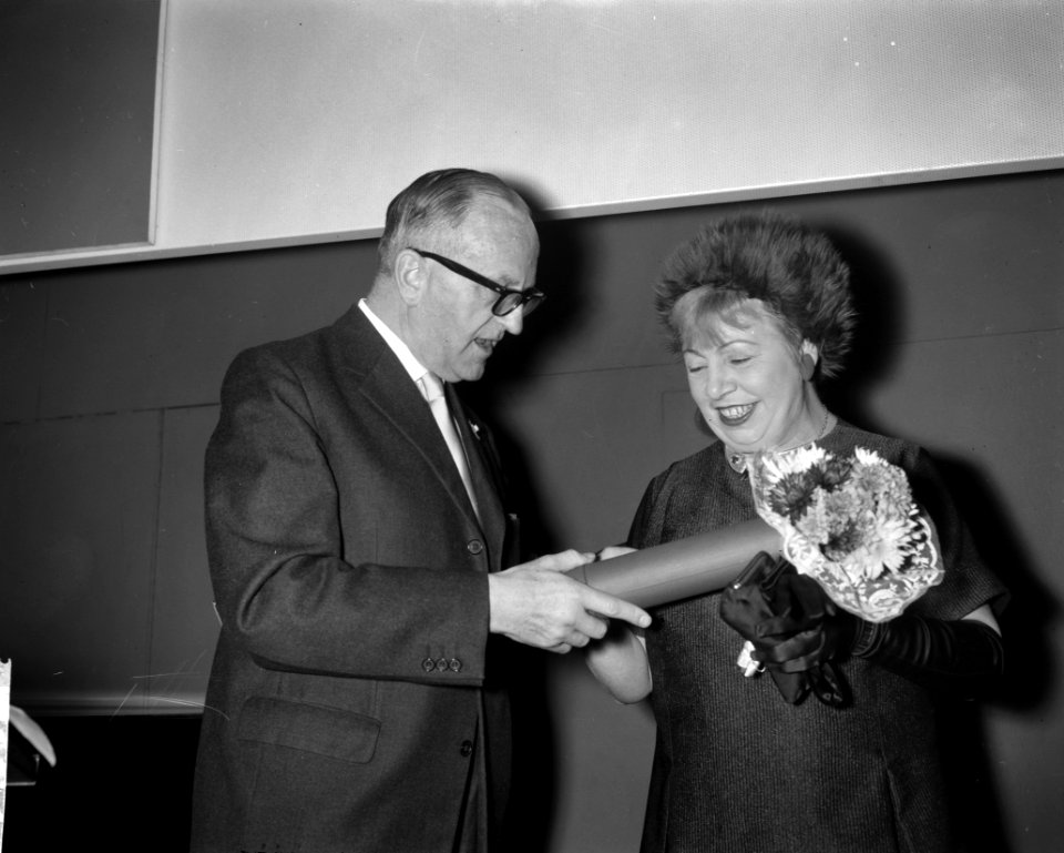 Uitreiking kunstprijzen in Stedelijk Museum, Bestanddeelnr 913-1935