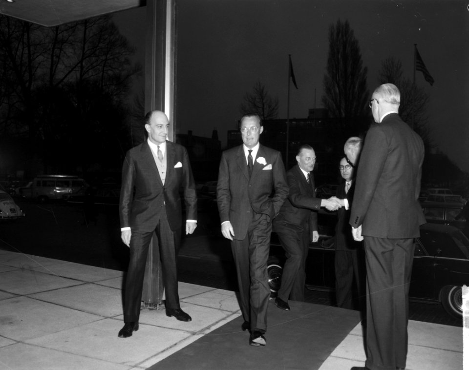 Uitreiking Henri Sijthoffprijs in Hilton hotel door Prins Bernhard v.l.n.r. Prin, Bestanddeelnr 916-1312