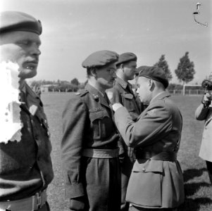 Uitreiking Koreaanse onderscheiding Roosendaal officier A. J. Van Meurt, Bestanddeelnr 905-2630