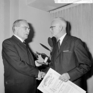 Uitreiking legpenning A. W. Groote Fonds , dr. W. Dre overhandigt de penning m, Bestanddeelnr 917-3212
