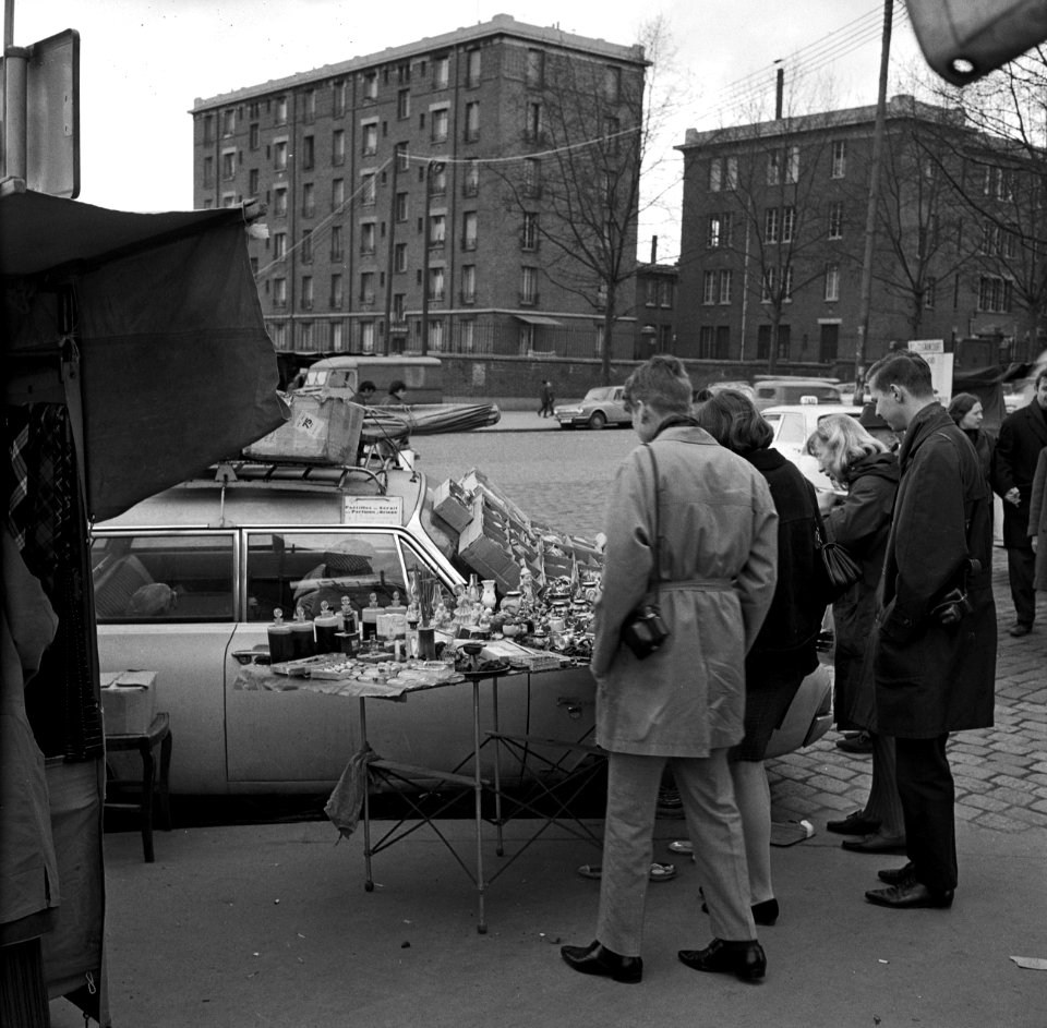 Uitgestalde koopwaar op een vlooienmarkt, Bestanddeelnr 254-0562